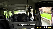 英国の素人ポルノスターが初めての撮影に向かう途中でタクシー運転手とセックス