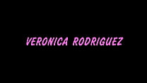 La femme de ménage latina en costume résille, Veronica Rodriguez, se fait baiser