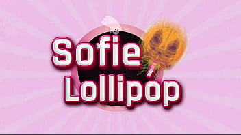 「ソフィー・ポップが友達の太いチンポにたくさんのいたずらをするハロウィーン・スペシャルで
