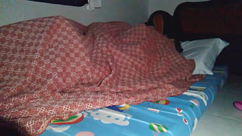 Compartir cama con la madrastra se convirtió en un inesperado creampie bajo la sábana.