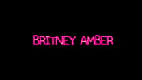 Britney Amber le traga un dong monstruoso y te mira a la cámara