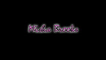 Mischa Brooks laisse son demi-frère noir la baiser