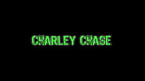 Teen Charley Chase reibt ihre Muschi und wird von einem Mann begleitet, dem sie einen bläst