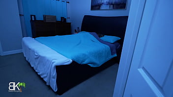 Junior se cuela en la cama de su madrastra después de una pesadilla - Full 4K