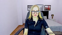 Beauté blonde amateur aux petits seins sur webcam