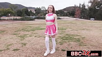 Animadora cachonda se enfrenta a siete guapos sementales de la BBC