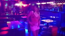 Mi marido cornudo filma cuando masturbo a un desconocido en un bar