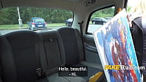 Rich Bimbo folla en taxi con una costosa obra de arte