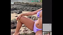 Disegnare una donna sexy in bikini sulla spiaggia e masturbarsi davanti alla telecamera