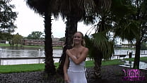 Loira Cutie Está Nua No Centro De Tampa