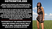 Hotkinkyjo nel campo verde scopa un lungo dildo rosso con cazzo di cavallo, rigonfiamento della pancia e prolasso anale estremo