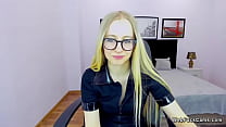 Миниатюрная белорусская крошка с маленькими сиськами соло перед вебкамерой в любительском видео