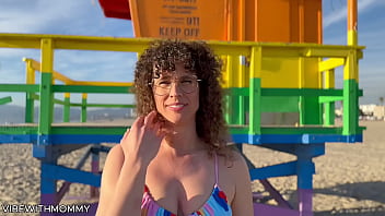 MILF ebrea rimorchia un ragazzo a caso per fare sesso in spiaggia e SCOPATA da uno sconosciuto in bikini