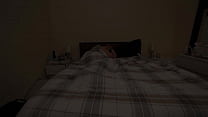 Madrastra de gran trasero comparte la cama con su hijastro durante una noche fría
