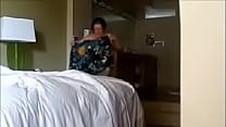 Fat Christine K. nua depois de tomar banho em um quarto de resort na Flórida