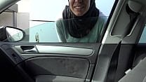 Un touriste pervers ramasse une vilaine prostituée de rue musulmane