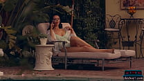 Linda morena MILF Bryona Ashly striptease em um vídeo solo de softcore