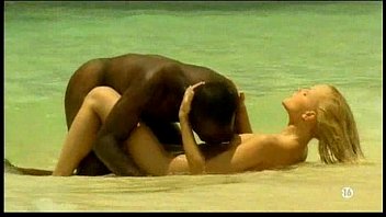 Jeune fille blanche blonde avec amant noir sur la plage - Interracial -