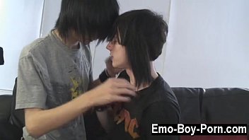 Gay fuck Cute Emo Josh Osbourne se fait baiser par un nouveau mec, Leo Jones.