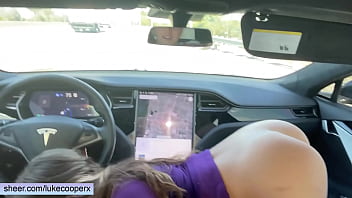 восемнадцатилетняя трахается в машине в любительском видео