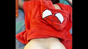 MEINE KLEINE Stieftochter kommt in ihrem Spider-Man-Schlafanzug in mein Zimmer und ich gebe ihr einen köstlichen Fick