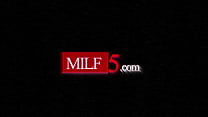 MILF con curvas locas obtiene su agujero apretado deshuesado - MILF5