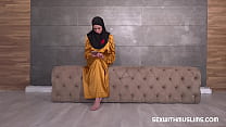 Une fille chaude en hijab a été surprise en train de regarder du porno