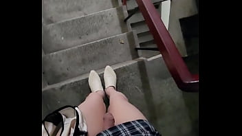 [Travesti] Chica con hermosas piernas se corre en el hueco de la escalera