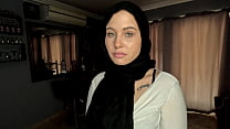 Chica sexy con Hijab convertida chupando polla y siendo follada con creampie
