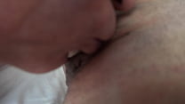 Рене Роуз в видео от первого лица сосет член и принимает его глубоко, затем съедает сперму со ступней и рта