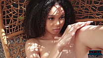 La beauté de la jeune femme noire Lily Lilac montre tout pour Playboy et est magnifique.