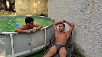 Amigos tomavam banho de piscina e acabaram transando Ali mesmo , sexo bareback