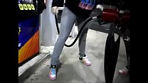 Отчаянная девушка мочится в джинсах во время закачки газа