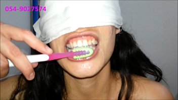 Sharon aus Tel Aviv putzt sich die Zähne mit Sperma
