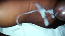 éjaculation sur les semelles en nylon de la femme
