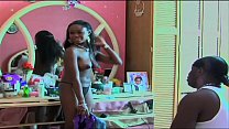 Actriz de ébano de grandes tetas camina desnuda en una película al final del video