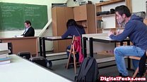 Брюнетка школьница трахает член в классе