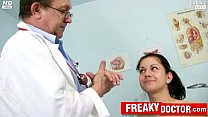 La belle brune tchèque Monika se fait doigter par un médecin