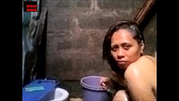 fille philippine faisant un bain séduisant dans cam beaux seins et chatte
