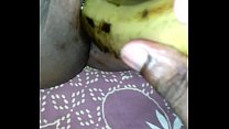 Tamilisches Mädchenspiel mit Banane