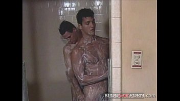 Трах в раздевалке из классического гей-порно ниже пояса (1985)