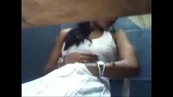 Mädchen masturbiert in einem Lan-Haus
