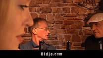 English oldman scopa carina bionda americana in un pub