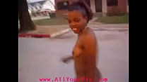 AllYourPix.com - черная девушка гуляет по улице обнаженной