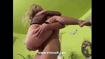 Blonde Netzstrümpfe lutschen anal