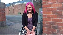 En fauteuil roulant Leah Caprice au Royaume-Uni, clignotant et nudité en extérieur