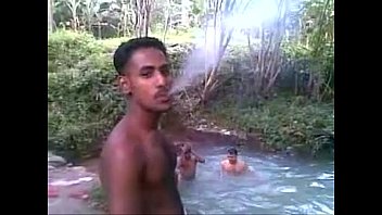 Kerala Boys schwimmen nackt