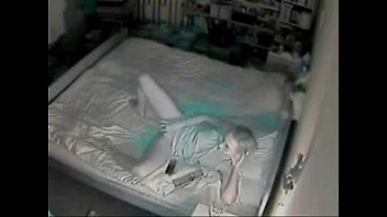 Mia madre si masturba sul letto colta da una telecamera nascosta