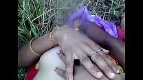 Menina Desi curtindo com o namorado ao ar livre
